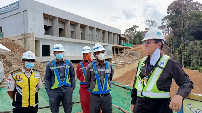DIKEBUT: Wagub Kaltara Yansen TP melihat langsung progres pembangunan PLBN Long Nawang, Kayan Hulu, Malinau, Kamis (14/4). FOTO: AGUSSALAM SANIP/RADAR TARAKAN
