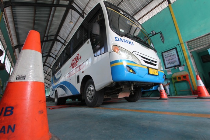 PEMERIKSAAN KENDARAAN: Menyambut mudik jelang Idulfitri 1443 Hijriah, sejumlah alat transportasi darat dilakukan ramcheck agar nihil kecelakaan./RACHMAD RHOMADHANI/RADAR KALTARA