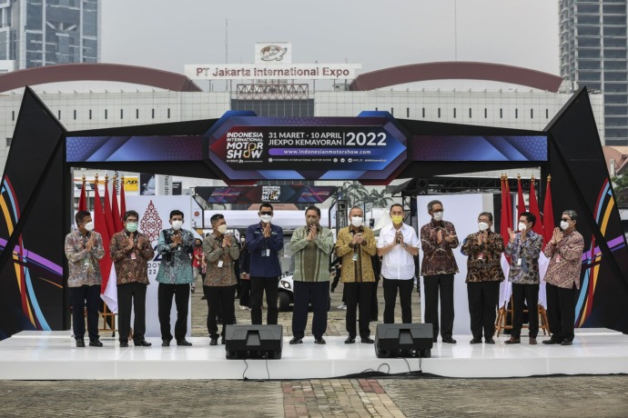 ABADIKAN MOMEN: Menteri Koordinator Bidang Perekonomian Airlangga Hartarto (tujuh dari kanan) usai membuka gelaran IIMS 2022 di JIExpo, Kemayoran.(IST)