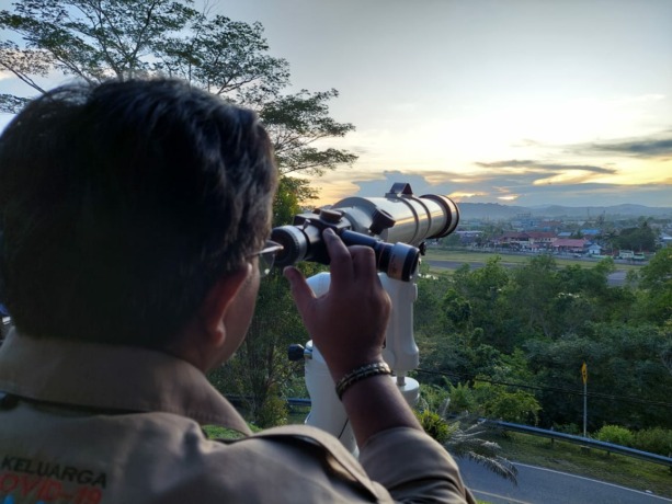 BELUM TERLIHAT: Kemenang Bulungan melakukan pemantauan hilal penetapan awal Ramadan, Jumat (1/4). (PIJAI PASARIJA/RADAR TARAKAN)