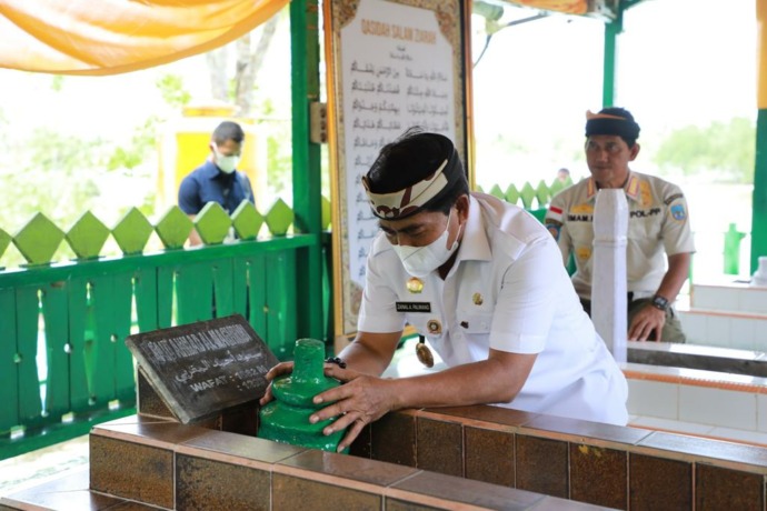 BERZIARAH: Gubernur Kaltara, Drs. H. Zainal Arifin Paliwang, S.H, M.Hum, berziarah ke makam Syech Ahmad Al-Maghribi di Desa Salimbatu, Kecamatan Tanjung Palas Tengah Kabupaten Bulungan, Rabu (13/4). (FOTO. DKISP KALTARA)