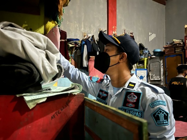 PEMERIKSAAN: Personel gabungan melakukan pemeriksaan di ruang hunian Lapas Nunukan untuk mengantisipasi barang terlarang. (FOTO: DOKUMENTASI LAPAS NUNUKAN)