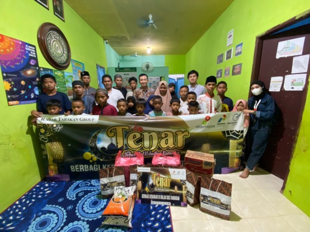 BERBAGI DI PANTI: General Affairs Manager JOB Pertamina Medco E&P Simenggaris, Abimanyu Suryadi (baju batik), Direktur Radar Tarakan Group, Arnoldus (baju putih) saat menyerahkan sembako dan mengabadikan momen bersama anak-anak di Panti Asuhan Hidayah