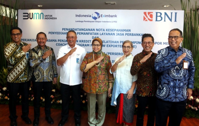 (Dari kiri-kanan) Direktur Tresuri dan Internasional BNI Henry Panjaitan, Direktur Bisnis UMKM BNI Muhammad Iqbal, Direktur Utama BNI Royke Tumilaar, Direktur Eksekutif LPEI Rijani Tirtoso, Direktur Pelaksana Bidang Hubungan Kelembagaan LPEI Chesna Fizett