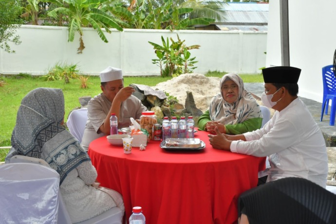 MENJALIN SILATURAHMI: Bupati Nunukan, Hj. Asmin Laura Hafid, S.E, M.M, Ph.D, menerima tamu mulai dari masyarakat hingga unsur pejabat daerah untuk menjalin silaturahmi hari Lebaran di kediamannya. FOTO: DOKUMENTASI PROKOMPIM
