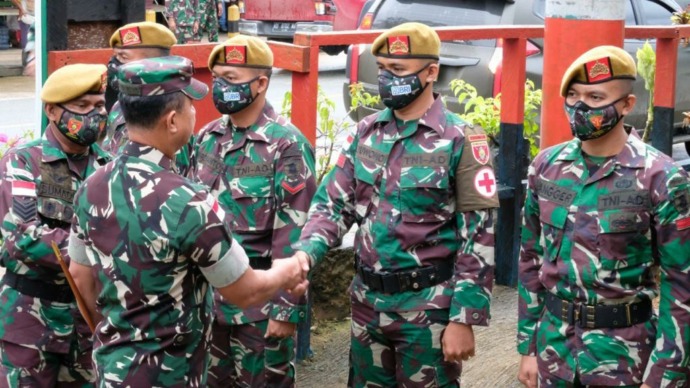 KEAMANAN: Danrem  092/Maharajalila, Brigjen TNI Rifki saat berkunjung ke Pos Gabma Simanggaris Satgas Pamtas RI-Malaysia.(IST)