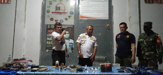 PENYITAAN: Sejumlah barang bukti diamankan dari kamar hunian warga binaan Lapas Kelas II A Tarakan. (Muhammad Guntur/Radar Tarakan)