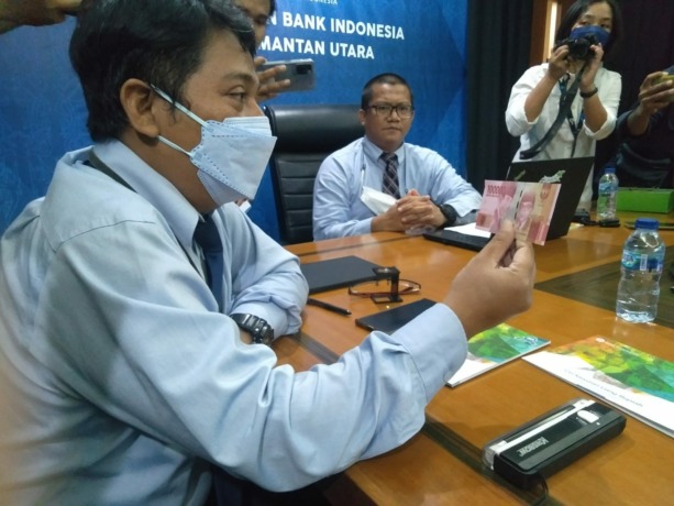 DIDUGA PALSU: Kantor Perwakilan Bank Indonesia Kalimantan Utara menjelaskan penanganan terhadap uang yang diragukan keasliannya, Senin (30/5). FOTO: YEDIDAH PAKONDO//RADAR TARAKAN
