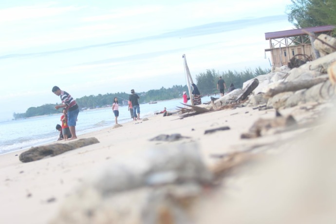 KEBERSIHAN JADI ATENSI : Legislatif menilai kebersihan Objek Wisata Pantai Tanah Kuning di Kecamatan Tanjung Palas Timur wajib jadi atensi bersama.(RACHMAD RHOMADHANI/RADAR KALTARA)