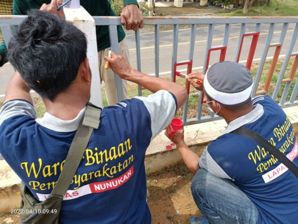 DIBINA: Sejumlah narapidana yang mendapatkan pembimbingan keterampilan di masing-masing bidang pekerjaan. (DOKUMENTASI LAPAS NUNUKAN )
