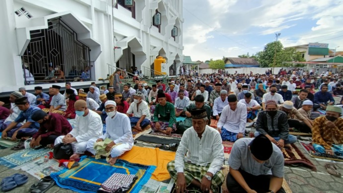 LEBARAN: Jemaah Masjid Al-Maarif saat mendengarkan khotbah usai salat Idulfitri 1 Syawal 1443 Hijriah, Senin (2/5). (Agussalam Sanip/Radar Tarakan)