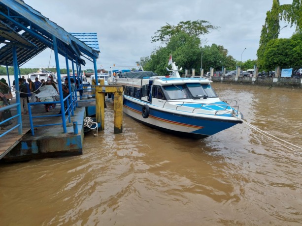 TETAP BEROPERASI: Tampak aktivitas speedboat di Pelabuhan Kayan II, Tanjung Selor. (PIJAI PASARIJA/RADAR KALTARA)