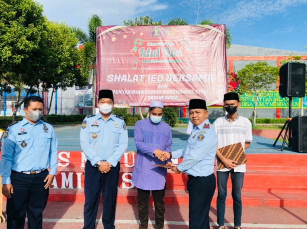 BEBAS: Kepala Lembaga Pemasyarakatan Kelas IIB Nunukan, I Wayan Nurasta Wibawa memberikan remisi Idulfitri 1443 Hijiriah kepada warga binaan pemasyarakatan Lapas Nunukan. (FOTO: LAPAS NUNUKAN)