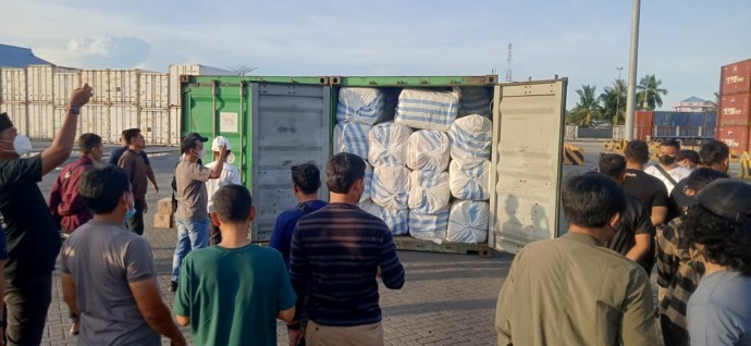 DIPERIKSA: 17 Kontainer milik HSB yang berisi ballpress akan diperiksa oleh timsus dan Bea Cukai. (RADAR TARAKAN)