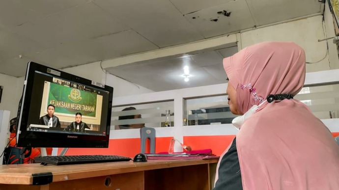 SIDANG PERDANA: Terdakwa HR yang mengikuti sidang peranannya secara virtual. (FOTO: ELIAZAR/RADAR TARAKAN