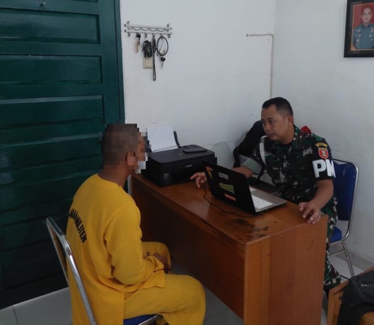 PENYELIDIKAN: Oknum TNI (baju kuning) yang diduga pelaku cabul terhadap anak di bawah umur di Tarakan saat diperiksa di Denpom VI/3 Bulungan. (Istimewa)