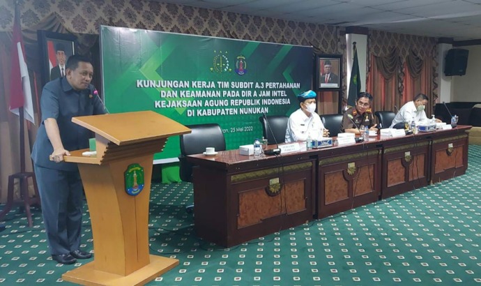 KEPEDULIAN: Bantuan Kemensos diberikan kepada korban banjir April lalu.(IST)