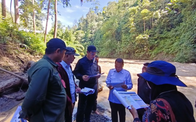 JALAN PERBATASAN: Wagub Kaltara, Dr. Yansen TP, M.Si, bersama perwakilan BPJN Kaltara, Camat Lumbis Pansiangan Lumbis dan beberapa masyarakat melihat langsung lokasi trase jalan Mansalong-Tau Lumbis yang sempat dibangun tahun 2018 lalu di Lumbis Pansianga