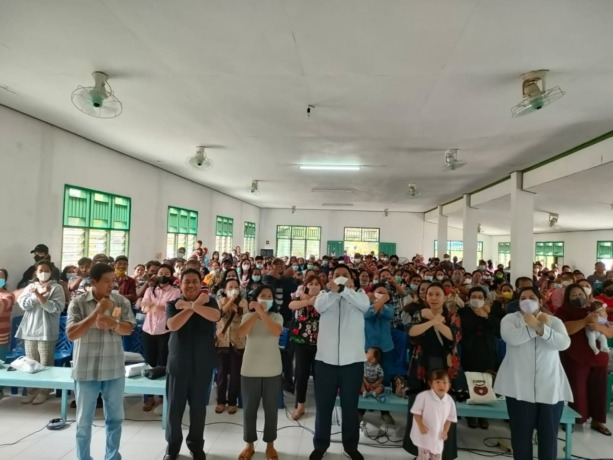 ABADIKAN MOMEN: Para peserta dan penyelengga berfoto bersama usai kegiatan.(IST)