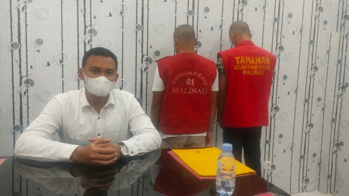 DIAMANKAN: Kasat Reskrim Polres Malinau, Iptu Wisnu Bramantio bersama kedua pelaku pembuat sekaligus menyebarkan uang palsu di Kabupaten Malinau. (HADI ARIS ISKANDAR/RADAR TARAKAN)