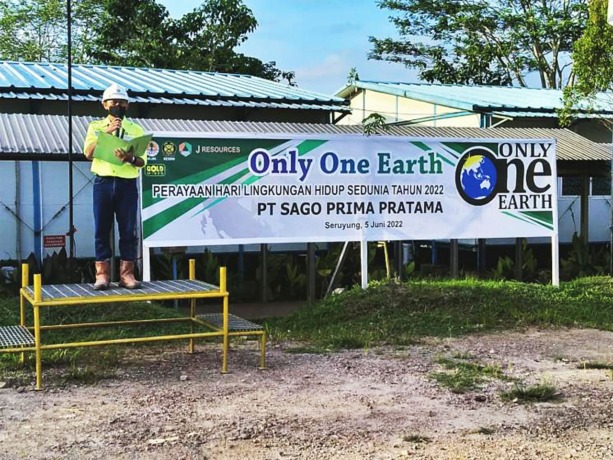 UPACARA:  Muhammad Muid Zeen selaku act. Kepala Teknik Tambang PT. Sago Prima Pratama saat memimpin upacara peringatan Hari Lingkungan Hidup Sedunia Tahun 2022, di Seruyung, Minggu ( 5/6).(Foto: IST)