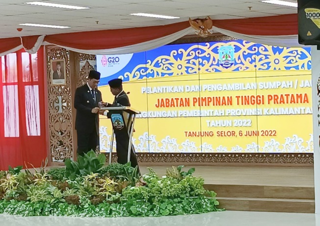HARMONIS: Wagub Kaltara saat memberikan air mineral ke Gubernur saat sambutan pelantikan JPT Pratama Pemprov Kaltara, Senin (6/6). (IWAN KURNIAWAN/RADAR KALTARA)