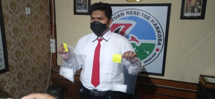 BARANG BUKTI: Kasat Sat Reskoba Polres tarakan, Ipda Dien Fathur Romadhoni  saat melihatkan barang bukti 4 bal sabu-sabu hasil pengungkapan 4 dan 5 Juni lalu. (Guntur/Radar Tarakan)