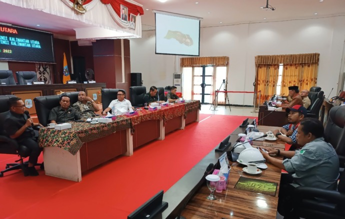 INFRASTRUKTUR: Rapat bersama DPRD dan DPUPR-Perkim Kaltara di ruang sidang gedung DPRD Kaltara, Senin (13/6). (IWAN KURNIAWAN/RADAR KALTARA)
