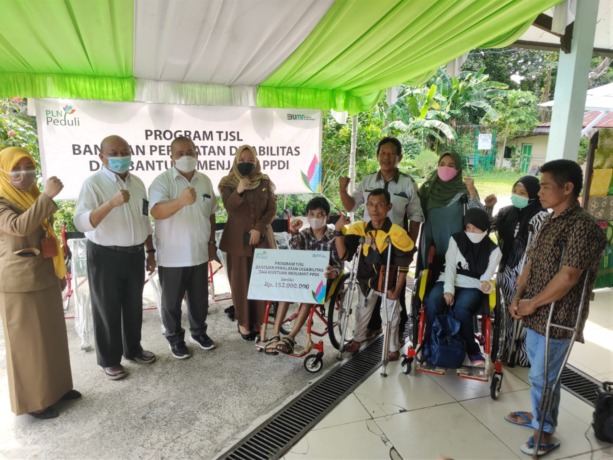KEPEDULIAN: PLN menyerahkan CSR dalam bentuk kursi roda yang diberikan kepada penyandang disabilitas.(IST)