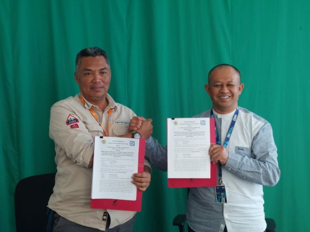 JALIN KERJA SAMA: Community Development (Comdev) Manager PT PKN, Iwan Suryatno   berfoto bersama Pemimpin BRI Cabang Tanjung Selor Muhamad Syarifudin  usai penandatanganan kerja sama penguatan ekonomi daerah, Jumat (24/6) pagi.(Foto: Sheranda Yuni/Radar K