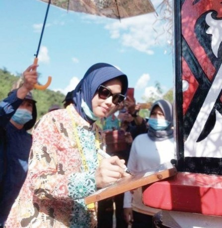RESMIKAN: Bupati Nunukan Hj. Asmin Laura Hafid saat meresmikan rencana pembangunan Pelabuhan Lintas Batas Negara (PLBN) Labang di Kecamatan Lumbis Hulu.(Foto: Radar Tarakan)