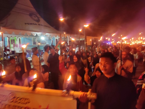 MENYEMARAKAN: Warga Kabupaten Malinau terlihat sangat antusias mengikuti pawai obor takbiran Iduladha 1443 hijriah, Sabtu (9/7). FOTO: HADI ARIS ISKANDAR/RADAR TARAKAN