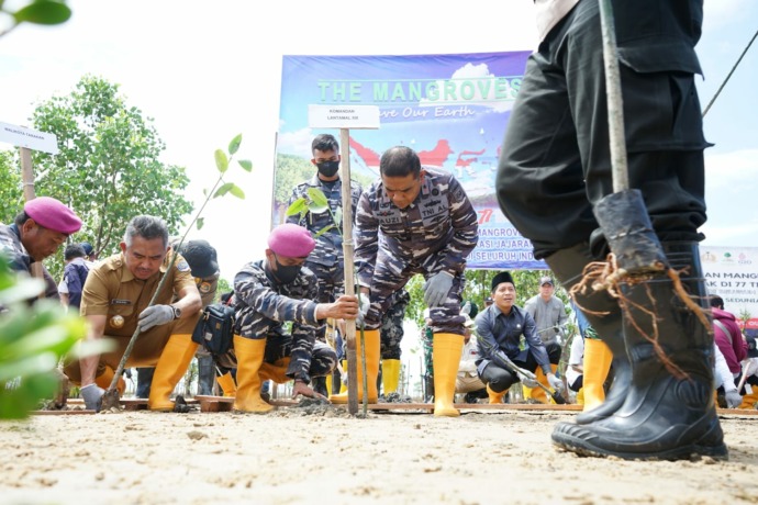 LESTARIKAN: Penanaman mangrove oleh Pemkot Tarakan dan Lantamal di hari peringatan mangrove nasional, Selasa (26/7).(Foto:Ifransyah/Radar Tarakan)