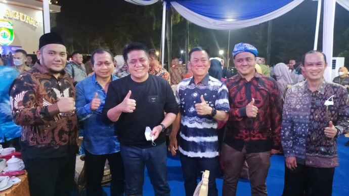 AKRAB: Sekretaris KORMI Kaltara Mukhlis Ramlan foto bersama dengan Gubernur Sumsel Herman Deru (kaus hitam), Pangdam dan Kapolda Sumsel saat welcome dinner, Kamis malam (30/6).(Foto: Agussalam Sanip/Radar Tarakan)