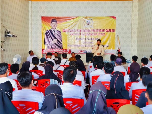 REGULASI: Wakil Ketua II DPRD Kaltara, Andi M Akbar saat melakukan sosper di Kaltara beberapa waktu lalu.(istimewa)