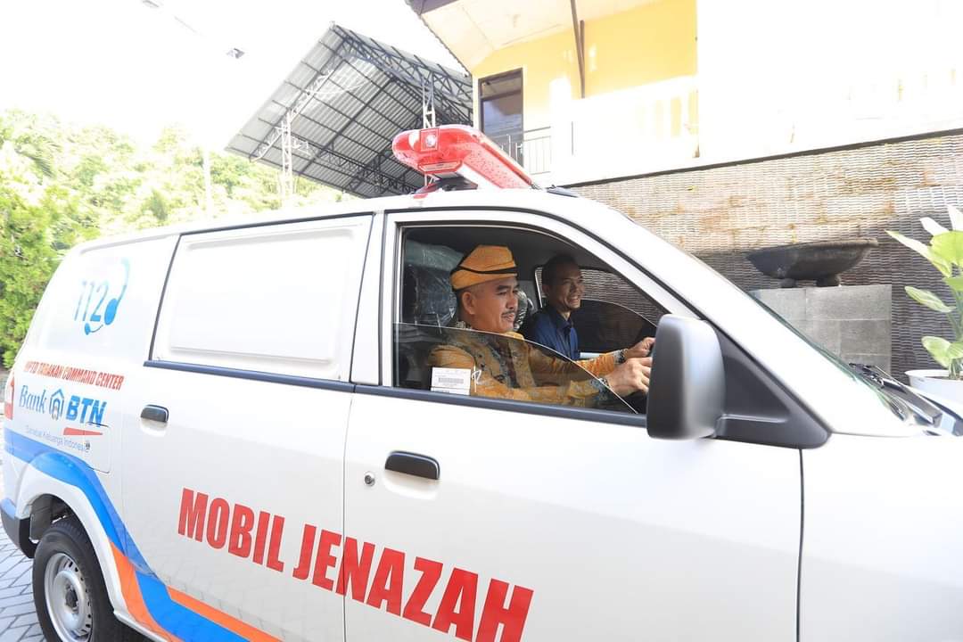 SINERGITAS: Branch Manager  BTN Cabang Tarakan, Harry Muliawarman saat menyerahkan kunci mobil secara simbolis dan diterima langsung oleh Wali Kota Tarakan dr. Khairul di Halaman Kantor Wali Kota, Kamis (7/7).  Usai  penyerahan, Wali Kota dan Branch Manag