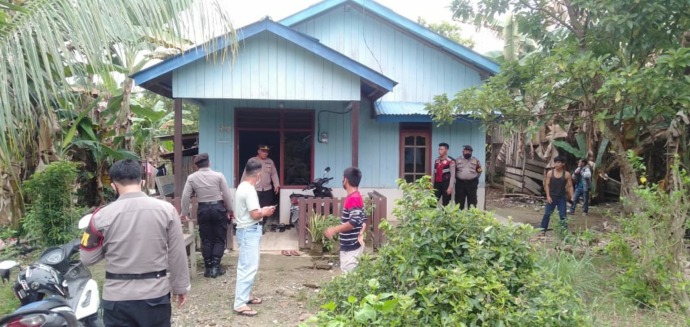 PEMERIKSAAN: Polisi saat melakukan olah TKP ditemukannya AP meninggal dengan posisi tergantung di dapur rumah. (Istimewa)