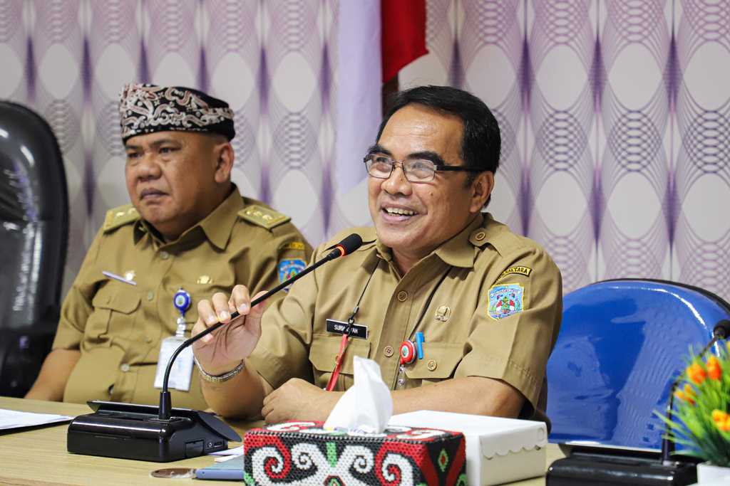 PERSIAPAN: Sekprov Kaltara, Dr. H. Suriansyah mengikuti rapat virtual persiapan IKA PIMNAS yang akan digelar pekan depan di Ruang Command Center DKISP Kaltara, Selasa (2/8).