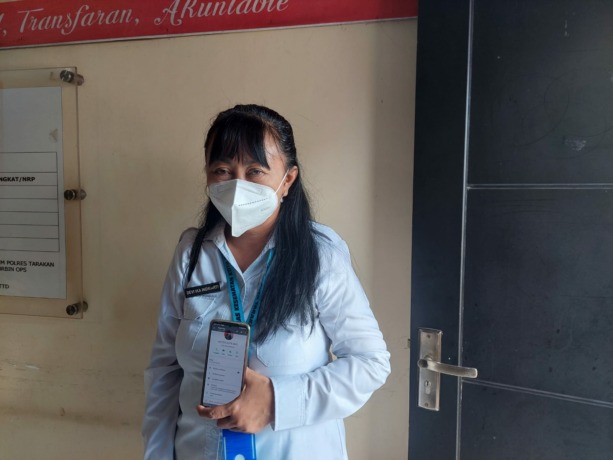 WASPADA: dr. Devi Ika Indriati memperlihatkan nomor yang digunakan pelaku pencatutan namanya usia membuat laporan di Polres Tarakan, kemarin (3/8). (ELIAZAR/RADAR TARAKAN)