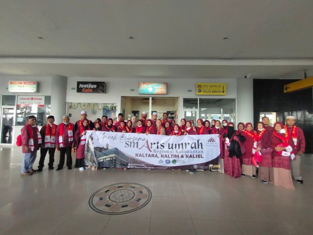 IBADAH HAJI: Sebelum berangkat jemaah melakukan foto bersama, di Bandara Juwata Tarakan, Senin (28/8)