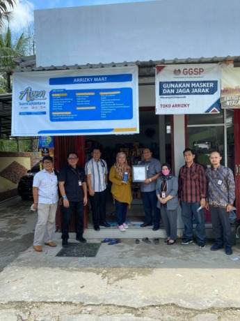 ABADIKAN MOMEN: Pimpinan Bankaltimtara Cabang Tanjung Selor Raden Adi Sugiarto bersama Agen Laku Pandai Selimau .