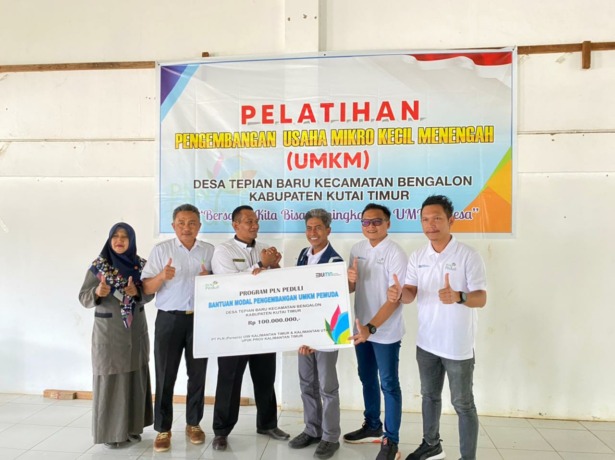 PROGRAM CSR: PLN UP2K Kaltim menyalurkan bantuan untuk pengembangan UMKM Desa Tepian Baru, Bengalon, Kalimantan Timur.