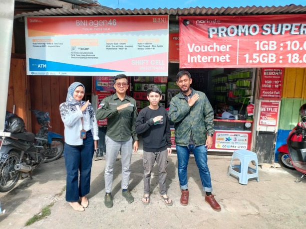 DEKAT LAYANAN: Kunjungan tim pemasaran BNI Cabang Nunukan ke salah satu mitra BNI Agen46, Muhammad Randi ( dua dari kanan) di Jl. Rimba Kelurahan Nunukan Tengah, Kabupaten Nunukan, Jumat (12/8).