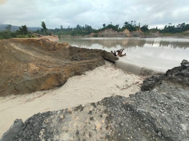 TANGGUL JEBOL : Tampak tanggul limbah milik perusahaan batu bara PT KPUC jebol hingga mengenai jalan umum di Desa Langgap, Kecamatan Malinau Selatan.