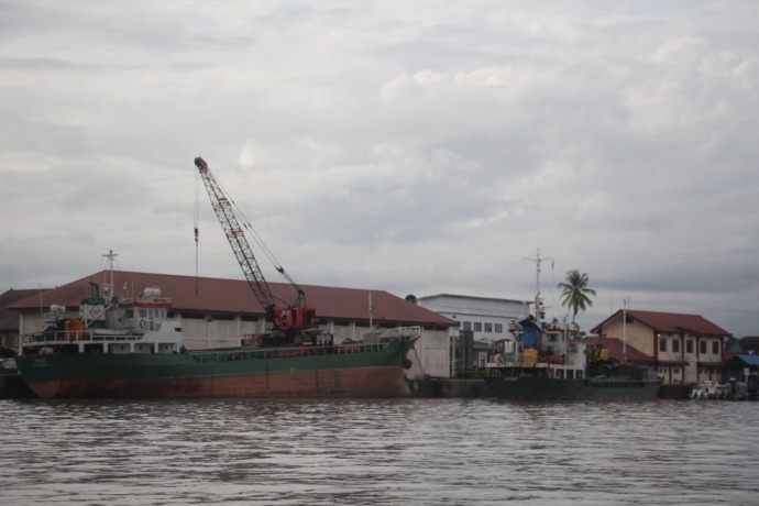 BELUM MAKSIMAL: Kapal tol laut melakukan proses bongkar muat di Pelabuhan Kayan I, Tanjung Selor. (PIJAI PASARIJA/RADAR KALTARA)