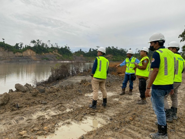LIMPASAN: Tim Kementerian ESDM dan DLH Kaltara saat meninjau lokasi tanggul tambang yang jebol di Malinau. (IST)