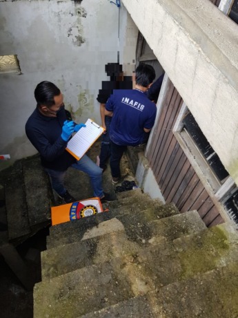 DIEVAKUASI: Tampak korban yang ditemukan dengan posisi tergantung. (SATRESKRIM POLRES BULUNGAN UNTUK RADAR KALTARA)