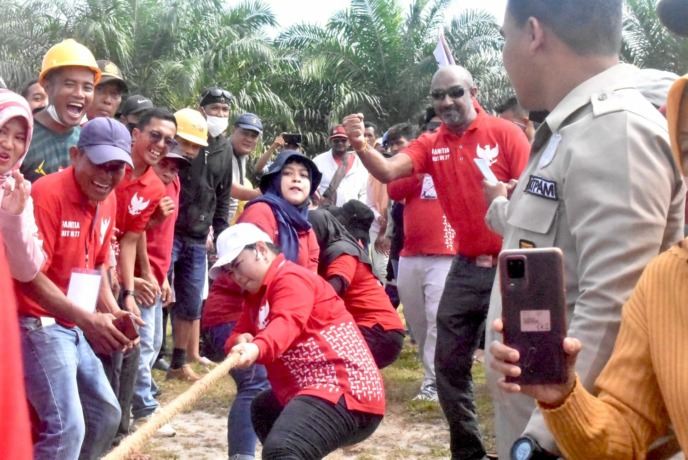 LOMBA TRADISIONAL: Karyawan PT. Abdi Borneo Plantations dan PT. Tunas Borneo Plantations semarakkan HUT ke-77 RI dengan tarik tambang. (FOTO: SHERANDA/RADAR TARAKAN)