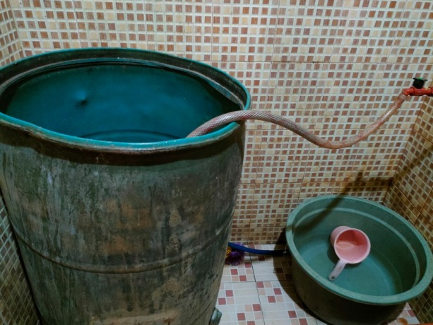 DIKELUHKAN: Sebagian masyarakat belum mendapatkan air bersih,  meski PDAM mengklaim distribusi ke pelanggan sudah normal.  (FOTO: RIKO ISMANTO/RADAR TARAKAN)