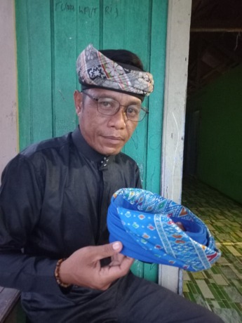 TRADISI: Asbullah memperlihatkan Sesingal yang diproduksinya setiap hari. (FOTO: SOPIAN HADI)